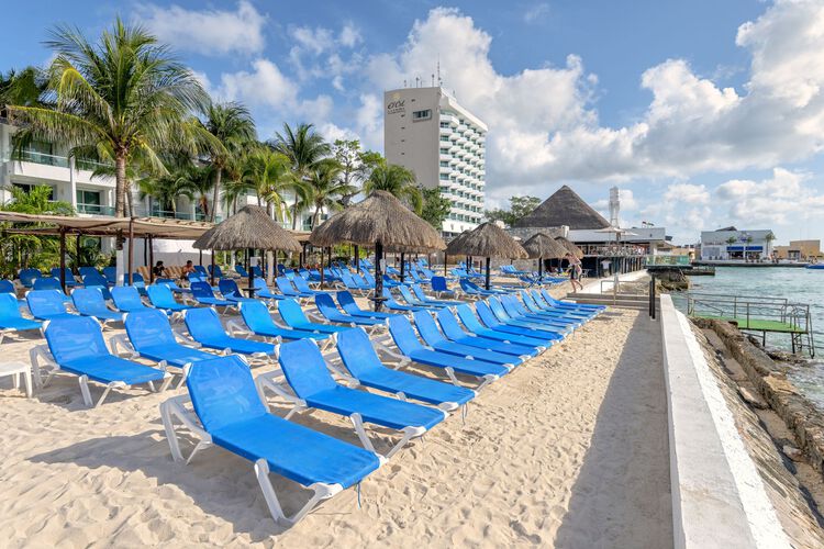 El Cid La Ceiba Beach Hotel ofrece cenas espectaculares, esnórquel y vistas inigualables del océano
